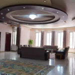 سالن پذیرایی بزرگ با ۳ اتاق خواب، ظرفیت ۷ نفر، دو کاناپه، سرویس دوگانه و حمام مستر