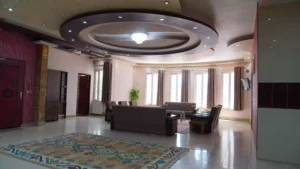 سالن پذیرایی بزرگ با ۳ اتاق خواب، ظرفیت ۷ نفر، دو کاناپه، سرویس دوگانه و حمام مستر