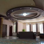 سالن پذیرایی بزرگ با ۳ اتاق خواب، ظرفیت ۷ نفر، دو کاناپه، سرویس دوگانه و حمام مستر